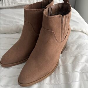 Old Navy Tan Suede Ankle Booties size 7